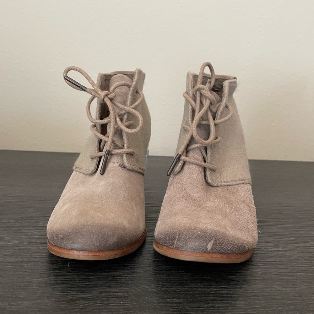 Toms Women's Beige Lace-Up heeled Ankle Booties like new - Picture 6 of 7